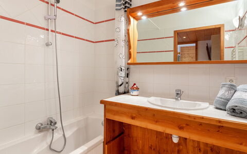 Marmottes A6: Miroir, Armoire De Toilette, Robinet, Luminaire Plomberie, Propriété, Évier, Tete De Douche, Salle De Bains, Cabinetry, Noir