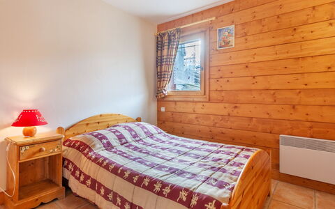 Marmottes A6: Meubles, Propriété, Confort, Bois, Fenêtre, Design Intérieur, Textile, Cadre De Lit, Ombre, Sol