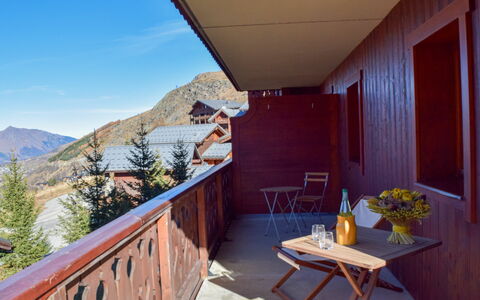 Marmottes A6: Bâtiment, Plante, Propriété, Ciel, Pot De Fleur, Table, Bleu Azur, Bois, Montagne, Arbre
