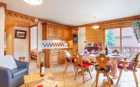 Marmottes A6: Table, Meubles, Propriété, Canapé, Chaise, Fenêtre, Bois, Bâtiment, Orange, Design Intérieur