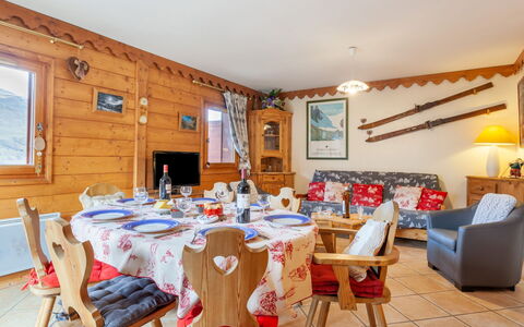 Marmottes A6: Table, Meubles, Chaise, Bleu Azur, Cadre, Bois, Éclairage, Design Intérieur, Bâtiment, Sol