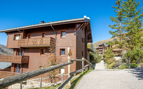 Marmottes A6: Neige, Ciel, Montagne, Fenêtre, Nuage, Bâtiment, Maison, Pente, Arbre, Chalet
