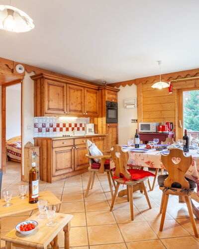 Les Menuires 660: Table, Meubles, Propriété, Canapé, Chaise, Fenêtre, Bois, Bâtiment, Orange, Design Intérieur