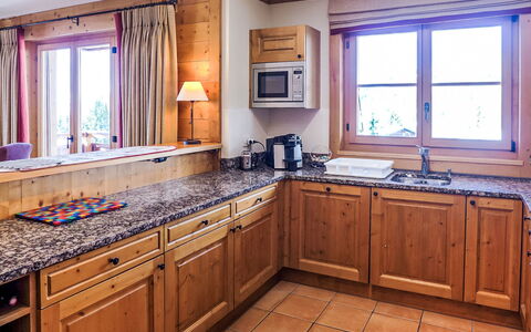 Villars 171: Bois, Cuisine, Design Intérieur, Meubles, Cabinetry, Sol, Comptoir, Tache De Bois, Pièce, Dur