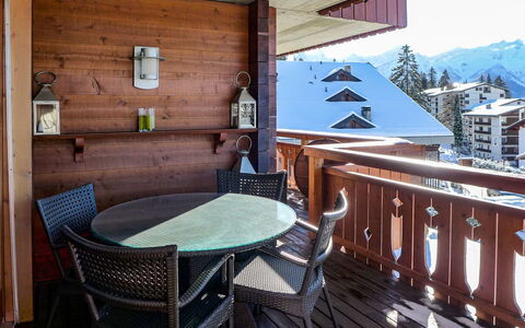 Villars 171: Table, Bâtiment, Propriété, Meubles, Fenêtre, Ciel, Chaise, Bois, Design Intérieur, Maison