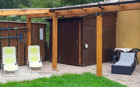 Dolníky U Trutnova: Plante, Bâtiment, Porte, Ombre, Bois, Arbre, Herbe, Espace Public, Immobilier, Tache De Bois