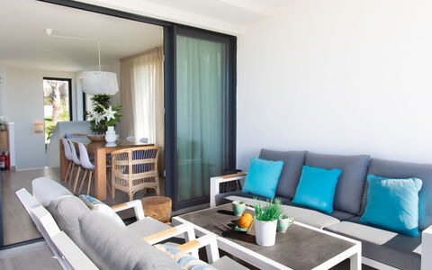 Royal Palm: Table, Canapé, Meubles, Propriété, Plante, Plante D'Appartement, Confort, Oreiller, Salon, Bâtiment