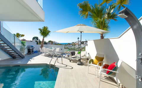 Royal Palm: Ciel, L'Eau, Propriété, Plante, Station Balnéaire, Piscine, Bleu Azur, Ombre, Bâtiment, Mobilier De Jardin