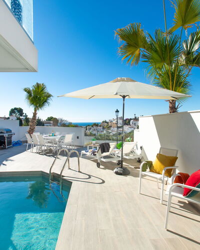 Royal Palm: Ciel, L'Eau, Propriété, Plante, Station Balnéaire, Piscine, Bleu Azur, Ombre, Bâtiment, Mobilier De Jardin