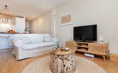 Salou 222: Meubles, Propriété, Confort, Bois, Design Intérieur, Bâtiment, Salon, Cadre, Sol