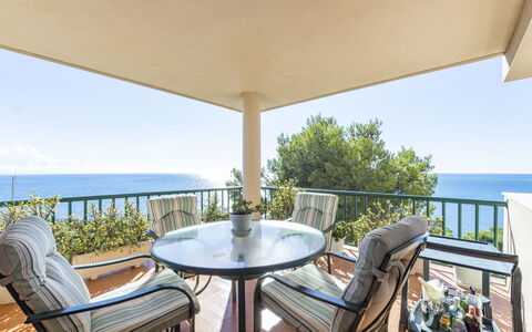 Salou 222: Bâtiment, Propriété, Table, Ciel, Meubles, Bleu Azur, L'Eau, Plante, Ombre, Mobilier De Jardin