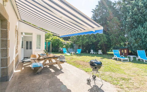 Ti Ar Stang: Plante, Ciel, Ombre, Mobilier De Jardin, Architecture, Bâtiment, Design Urbain, Zone Résidentielle, Herbe, Arbre