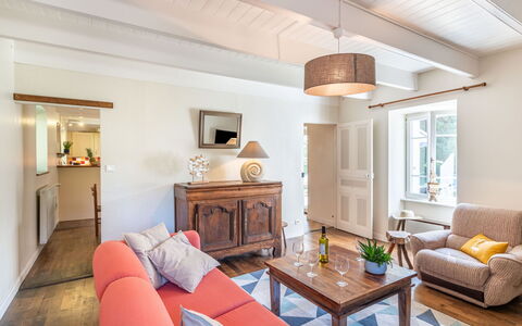 Ti Ar Stang: Table, Meubles, Canapé, Confort, Cadre, Bleu Azur, Bois, Oreiller, Design Intérieur, Bâtiment