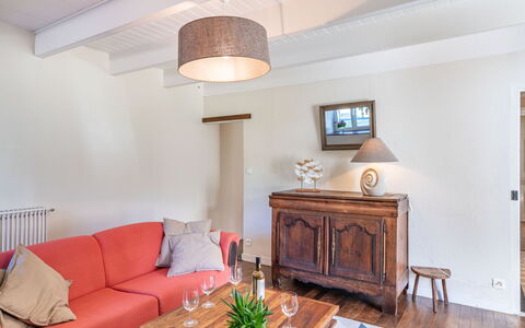 Ti Ar Stang: Table, Meubles, Propriété, Canapé, Bois, Cabinetry, Design Intérieur, Cadre, Sol, Sol