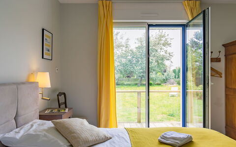 La Grève Bleue: Propriété, Bâtiment, Fenêtre, Confort, Ombre, Bois, Design Intérieur, Jaune, Cadre De Lit