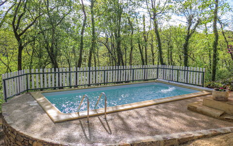 Le Sorbier: L'Eau, Ressources En Eau, Propriété, Plante, Piscine, Arbre, Ombre, Rectangle, Mobilier De Jardin, Clôture