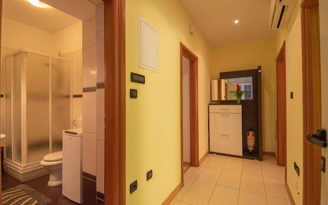 Emillia: Propriété, Porte, Design Intérieur, Éclairage, Architecture, Bois, Sol, Sol, Bâtiment