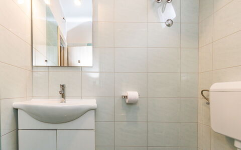 Maslenica 120: Miroir, Propriété, Luminaire Plomberie, Lavabo, Évier, Robinet, Salle De Bains, Design Intérieur, Éclairage, Violet