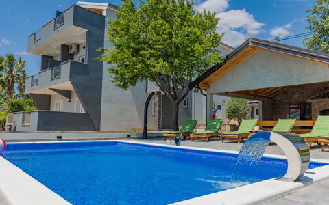 Maslenica 120: L'Eau, Nuage, Ciel, Bâtiment, Plante, Propriété, Piscine, Bleu Azur, Bleu, Ombre