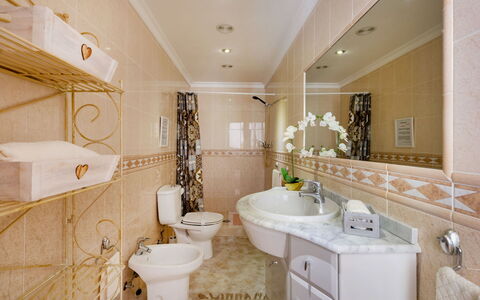 Isaurinda: Miroir, Robinet, Luminaire Plomberie, Armoire De Toilette, Évier, Lavabo, Propriété, Meubles, Cabinetry, Salle De Bains