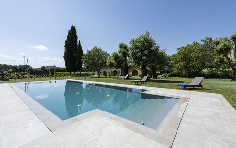 Villa Chio: L'Eau, Ciel, Piscine, Arbre, Plante, Ombre, Rectangle, Bâtiment, Loisir, Zone Résidentielle
