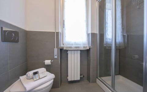 Pontremoli Apartments: Propriété, Bâtiment, Confort, Sol, Sol, Porte, Maison, Salle De Bains, Immobilier