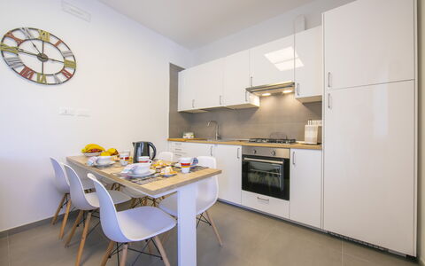 Pontremoli Apartments: Meubles, Cabinetry, Comptoir, Appareil De Cuisine, Table, Cuisine, Design Intérieur, Bâtiment, Maison, Bois