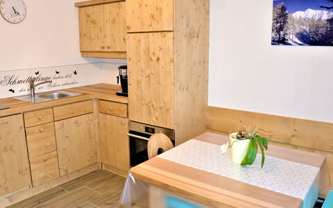 Wiesenhof: Cabinetry, Meubles, Comptoir, Table, Propriété, Blanc, Évier, Bâtiment, Vert, Bois