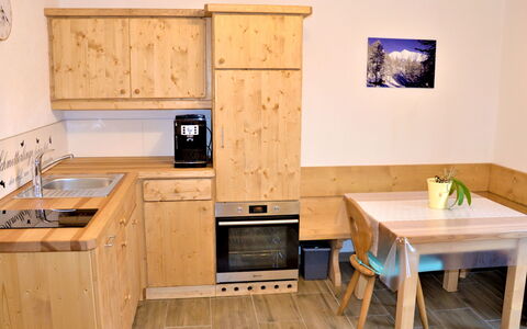 Wiesenhof: Meubles, Table, Cabinetry, Evier, Bois, Comptoir, Évier, Appareil De Cuisine, Sol, Bâtiment