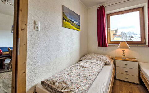 Wiesenhof: Bois, Chambre, Lit, Design Intérieur, Meubles, Sol, Plafond, Drap De Lit, Pièce, Sol