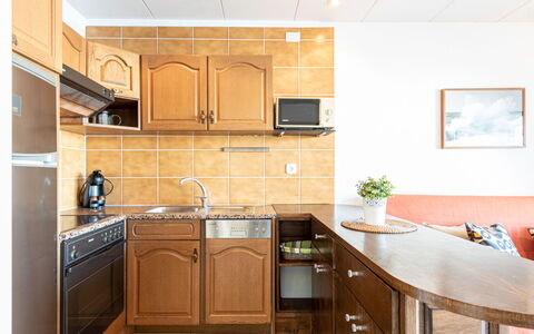 Empuriabrava 666: Marron, Comptoir, Cabinetry, Evier, Meubles, Évier, Propriété, Bâtiment, Robinet, Plante