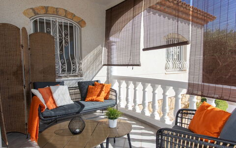 Mys: Propriété, Meubles, Bâtiment, Table, Bois, Design Intérieur, Ombre, Mobilier De Jardin, Plante, Chaise