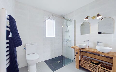 Les Lagons du Lividic: Luminaire Plomberie, Salle De Bains, Sol, Sol, Design Intérieur, Évier, Toilette, Armoire De Toilette, Lavabo, Robinet