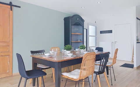 Les Lagons du Lividic: Meubles, Design Intérieur, Sol, Bois, Table, Chaise, Table Cuisine Et Salle A Manger, Salle À Manger, Sol, Pièce