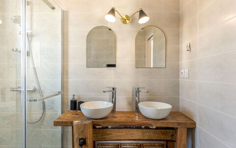 Les Lagons du Lividic: Miroir, Robinet, Luminaire Plomberie, Lavabo, Évier, Propriété, Meubles, Armoire De Toilette, Salle De Bains, Bâtiment