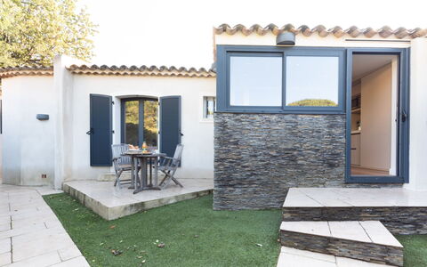 Les Cottages des Mûriers: Plante, Bâtiment, Lot Terre, Fenêtre, Herbe, Design Intérieur, Ombre, Chalet, Sol, Zone Résidentielle