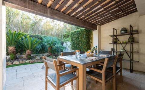 Les Cottages des Mûriers: Table, Meubles, Propriété, Plante, Pot De Fleur, Chaise, Bois, Plante D'Appartement, Ombre, Mobilier De Jardin
