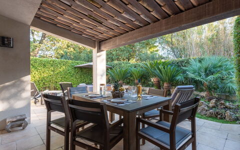 Les Cottages des Mûriers: Table, Plante, Propriété, Meubles, Chaise, Bois, Design Intérieur, Ombre, Tableau De Plein Air, Mobilier De Jardin