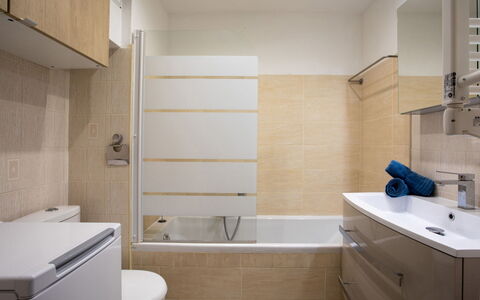 Le Tivoli: Luminaire Plomberie, Propriété, Robinet, Évier, Lavabo, Salle De Bains, Baignoire, Bâtiment, Violet