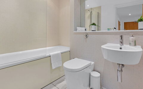 Canary Wharf 302: Salle De Bains, Design Intérieur, Sol, Luminaire Plomberie, Sol, Toilette, Plomberie, Baignoire, Robinet, Évier