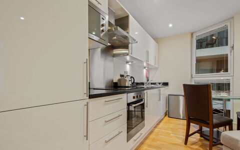 Canary Wharf 302: Sol, Design Intérieur, Comptoir, Bois, Sol, Cuisine, Appareil De Cuisine, Meubles, Cabinetry, Plafond