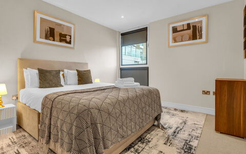 Canary Wharf 302: Design Intérieur, Sol, Sol, Lit, Meubles, Chambre, Bois, Drap De Lit, Pièce, Plafond