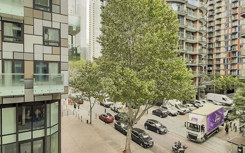 Amber Court 1: Bâtiment, Roue, Jour, Fenêtre, Voiture, Véhicule, Infrastructure, Plante, Bloc Tour