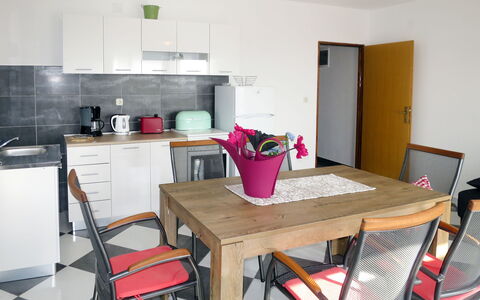 Tomislav: Table, Meubles, Propriété, Chaise, Cabinetry, Comptoir, Design Intérieur, Éclairage, Bois, Sol