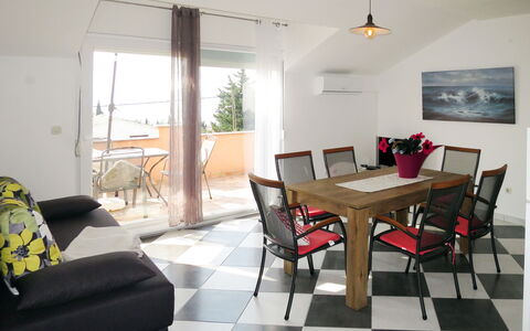 Tomislav: Table, Meubles, Propriété, Chaise, Bâtiment, Bois, Design Intérieur, Rectangle, Sol, Salon