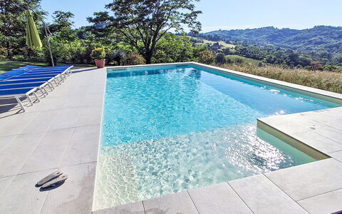 Sant'Evasio: Bleu, Piscine, Composite, Tuile, Loisir, Caractéristique De L'Eau, Ombre, Béton, Mobilier De Jardin, Conception