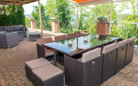 Sant'Evasio: Table, Meubles, Propriété, Plante, Tableau De Plein Air, Mobilier De Jardin, Chaise, Bois, Design Intérieur, Ombre