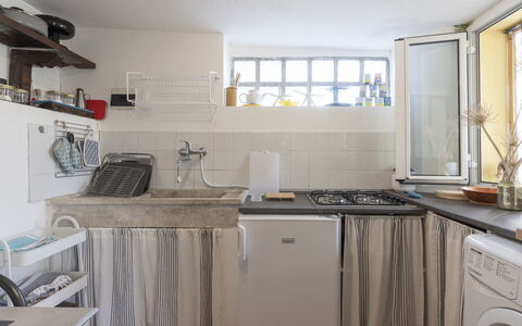 Casetta Porta Verde: Evier, Évier, Cabinetry, Propriété, Comptoir, Robinet, Fenêtre, Cuisinière, Cuisine, Appareil De Cuisine