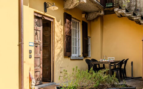 Lungolago: Mur, Bois, Jaune, Porte, Domicile, Pot De Fleur, Plante D'Appartement, Le Fer, Balcon, Tache De Bois