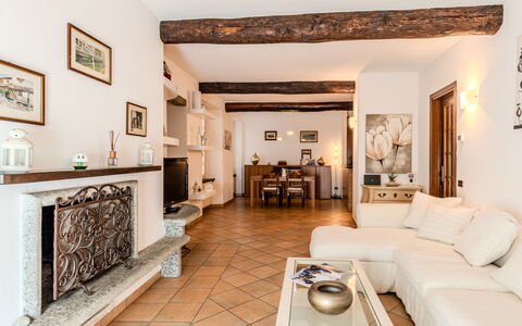 Lungolago: Meubles, Design Intérieur, Sol, Mur, Bois, Sol, Canapé, Salon, Plafond, Pièce